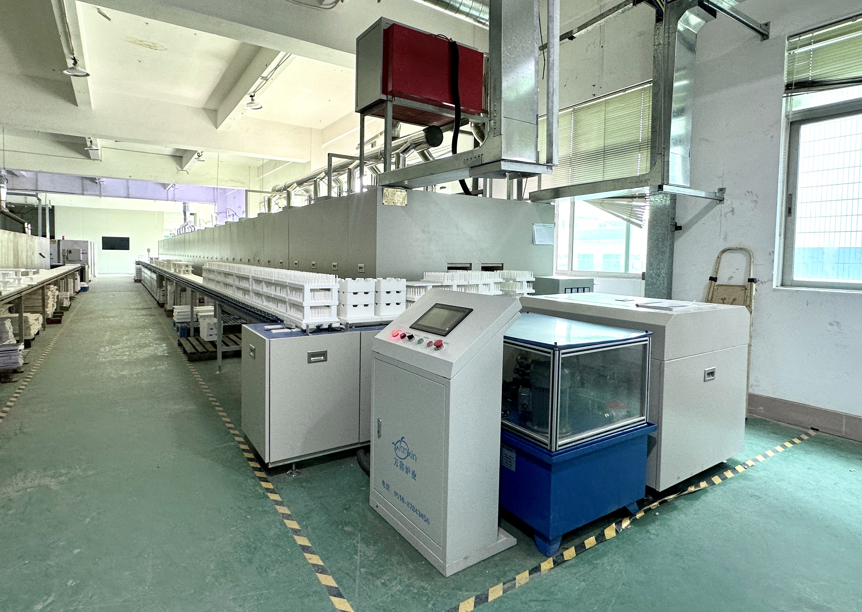 陶瓷烧结炉设备展示，大型工业炉体，现代化控制面板，工厂车间环境