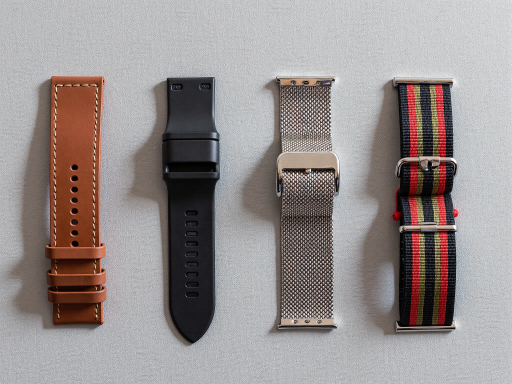 智能穿戴陶瓷配件展示，多个陶瓷表带扣和装饰件整齐排列，工艺精细，白色背景